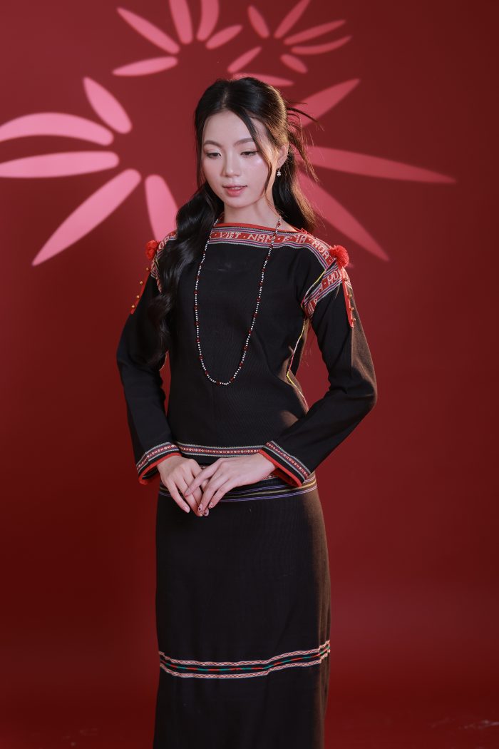 BỘ TRANG PHỤC NỮ Ê ĐÊ TƠ TẰM