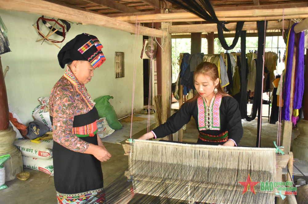 Tinh hoa thổ cẩm Việt trong thời trang