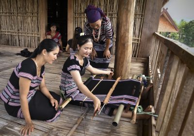 Làng Thổ Cẩm: Di Sản Văn Hóa Đặc Sắc