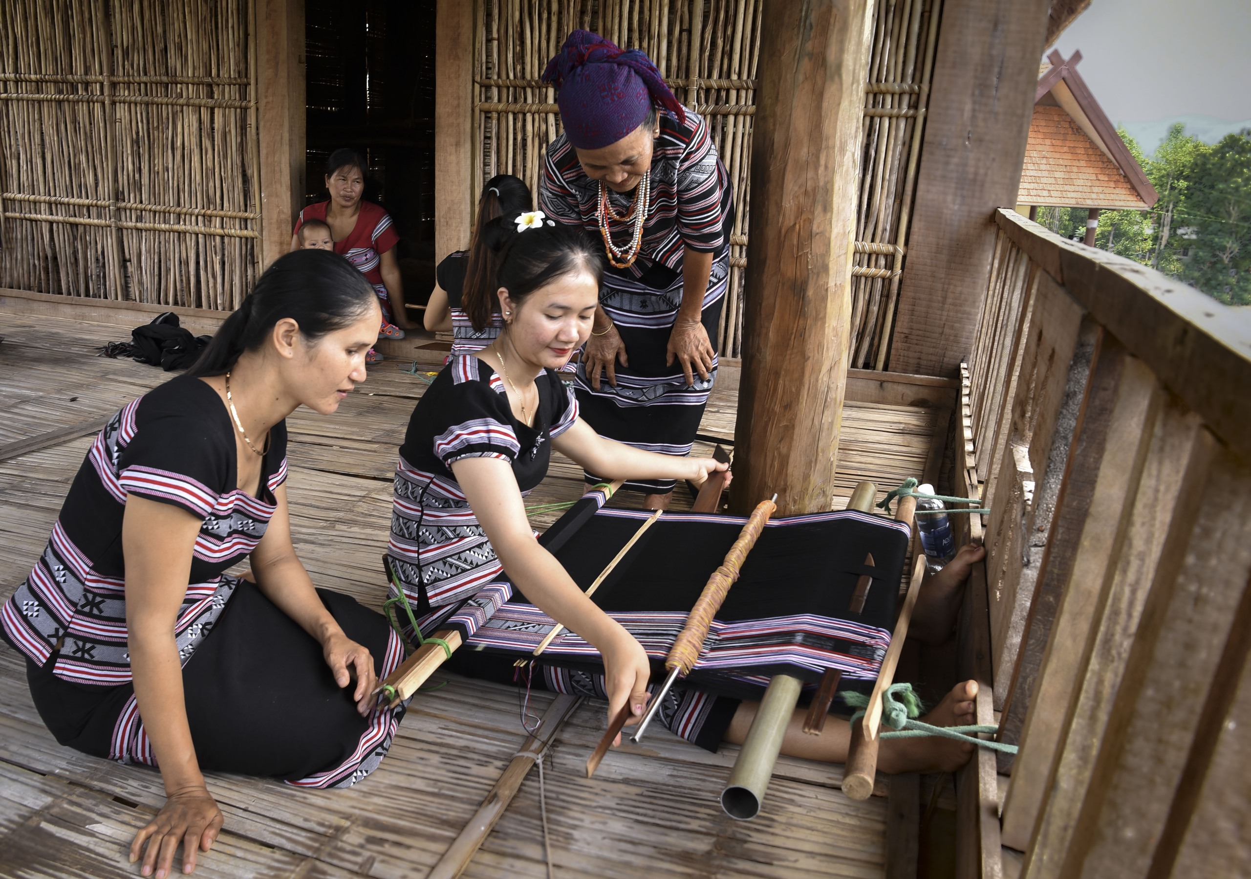 Làng Thổ Cẩm: Di Sản Văn Hóa Đặc Sắc