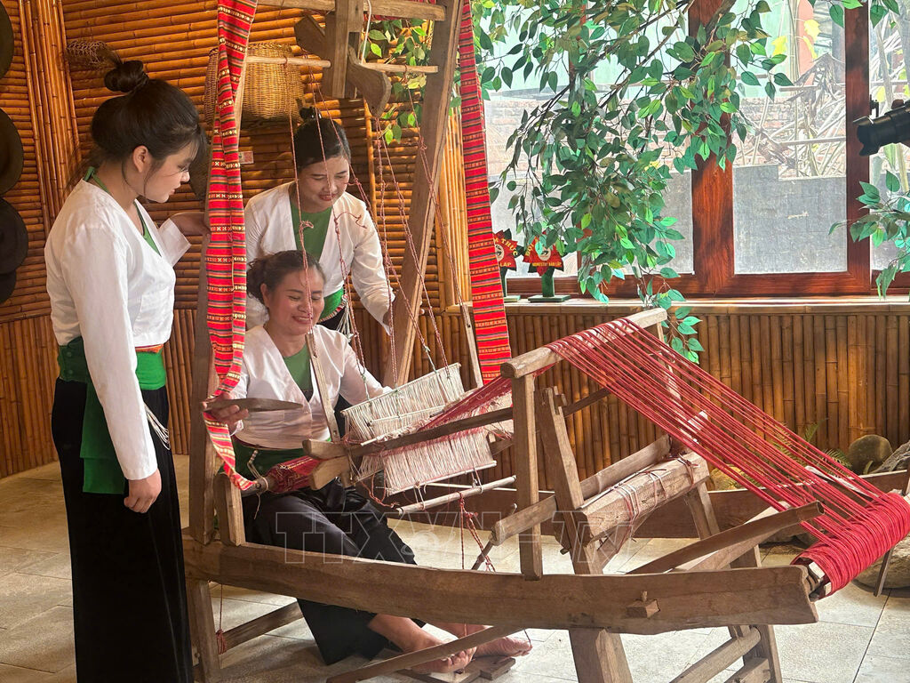 Truyền Thống Dệt Thổ Cẩm Qua Các Thế Hệ