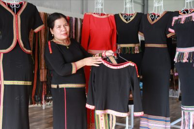 Áo thổ cẩm Tây Nguyên: Lựa chọn tinh tế cho quý bà hiện đại