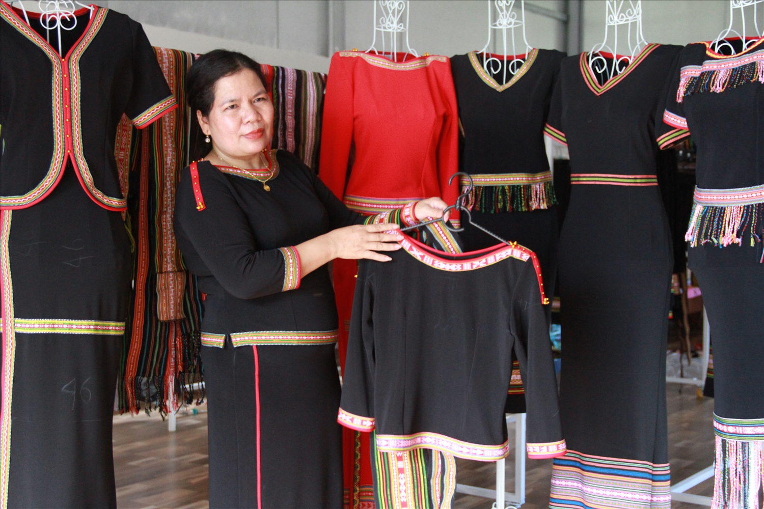 Áo thổ cẩm Tây Nguyên: Lựa chọn tinh tế cho quý bà hiện đại