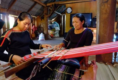 Thổ cẩm Buôn Ma Thuột: Vẻ đẹp từ vùng đất đỏ