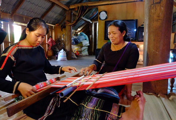 Thổ cẩm Buôn Ma Thuột: Vẻ đẹp từ vùng đất đỏ
