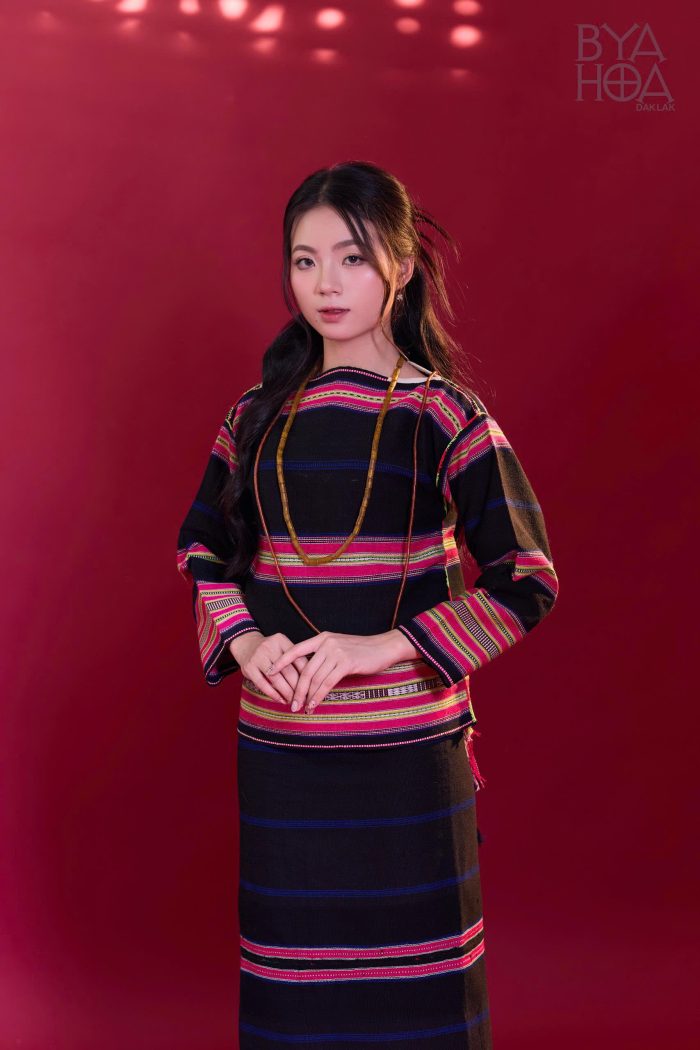 BỘ TRANG PHỤC NỮ Ê ĐÊ TƠ TẰM
